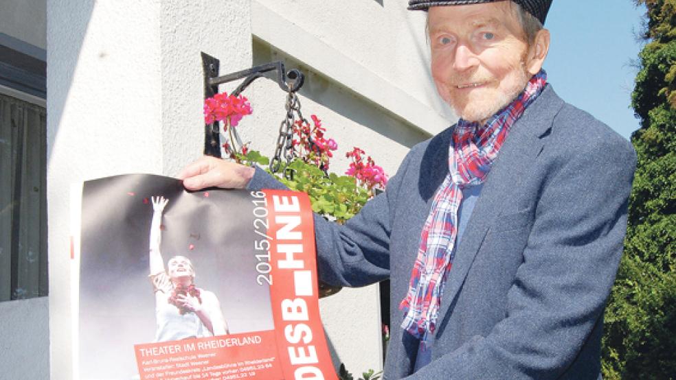 »Im Westen nichts Neues«: Mit diesem Stück startet die Landesbühne am Freitag in die neue Saison. Fritz Wessels präsentiert hier das neue Plakat des Theaters. © Foto: Hoegen