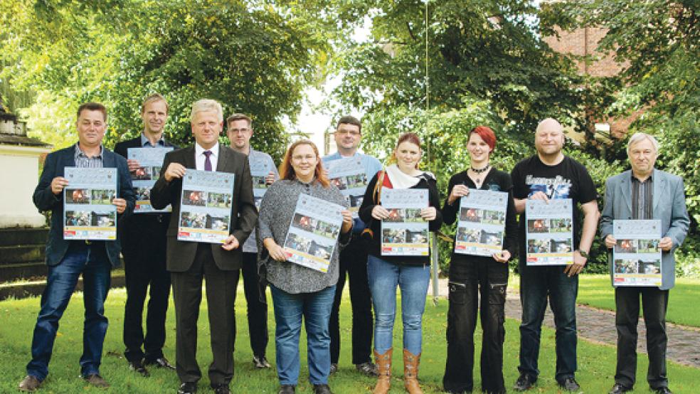 Im Rathausgarten: Von links Marktmeister Hinderk Leemhuis, Erster Stadtrat Hermann Welp, Bürgermeister Ludwig Sonnenberg und Bauhofleiter Joachim Steffen mit einigen Mitgliedern der Gruppe »Nachtaktiv«: Mandy Grijze, Ingo Meyer, Heike Galle, Johanna Festers und Lars Klinkenborg. Daneben Evert Pastoor, Vorsitzender der Werbegemeinschaft Weener. © Foto: Hoegen