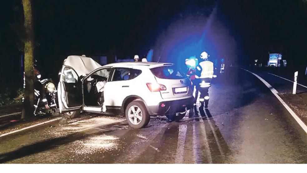 Gegen einen Baum prallte der Fahrer dieses Nissan mit seinem SUV. Die Feuerwehr war bei der Bergung des verunglückten Fahrzeugs im Einsatz. © Foto: Feuerwehr