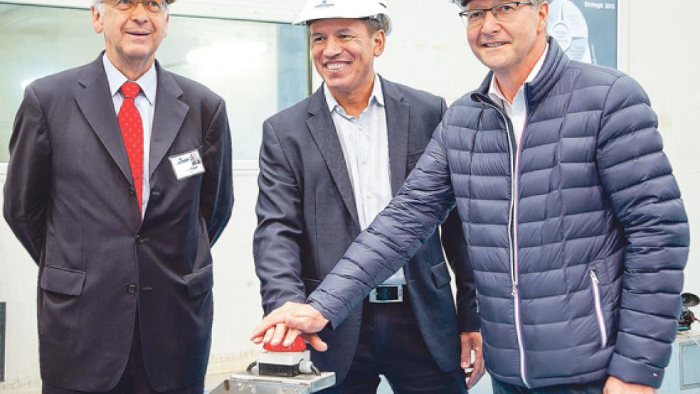 Beim Brennstart: (von links) Werft-Geschäftsführer Bernard Meyer, NCL-Chef Andy Stuart und NCL-Projektmanager Christer Karlsson.  © Foto: Meyer Werft