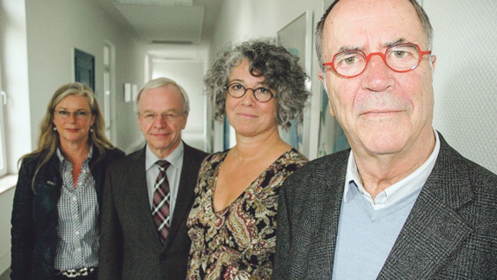 Stellten das Projekt »Begleitung und Beratung von Flüchtlingen im Landkreis Leer« vor: Jutta Fröse, Leiterin der Kreis-Koordinierungsstelle »Migration und Teilhabe«, Landrat Bernhard Bramlage, die Psychotherapeutin Prof. Dr. phil. Claire Schaub-Moore und der Neurologe und Psychiater Prof. Dr. med. phil. Heinz-Alex Schaub (von links). © Foto: Szyska