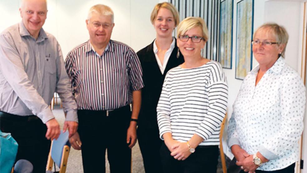 Das Vorbereitungsteam des Gottesdienstes um Helmut Luitjens, Diedrich Leemhuis, Pastorin Jana Metelerkamp (von links) und Käte Gossling (rechts). Sie begrüßten die Kreis-Integrationsbeauftragte Anna Blazejewska-Kuhn. Auf dem Foto fehlt Dieta Appeldorn. © Foto: privat