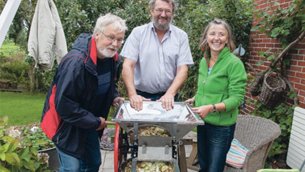 Frisch gepressten Apfelsaft wollen der CVJM Weener um Franz Kok (links) und der NABU Rheiderland um Edzard Busemann und Agnes Ratering (linkes Bild)den Besuchern des Michaelis-Marktes am nächsten Wochenende näher bringen.  © Fotos: de Winter