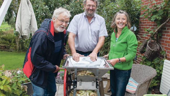 Frischer Apfelsaft aus dem eigenen Garten