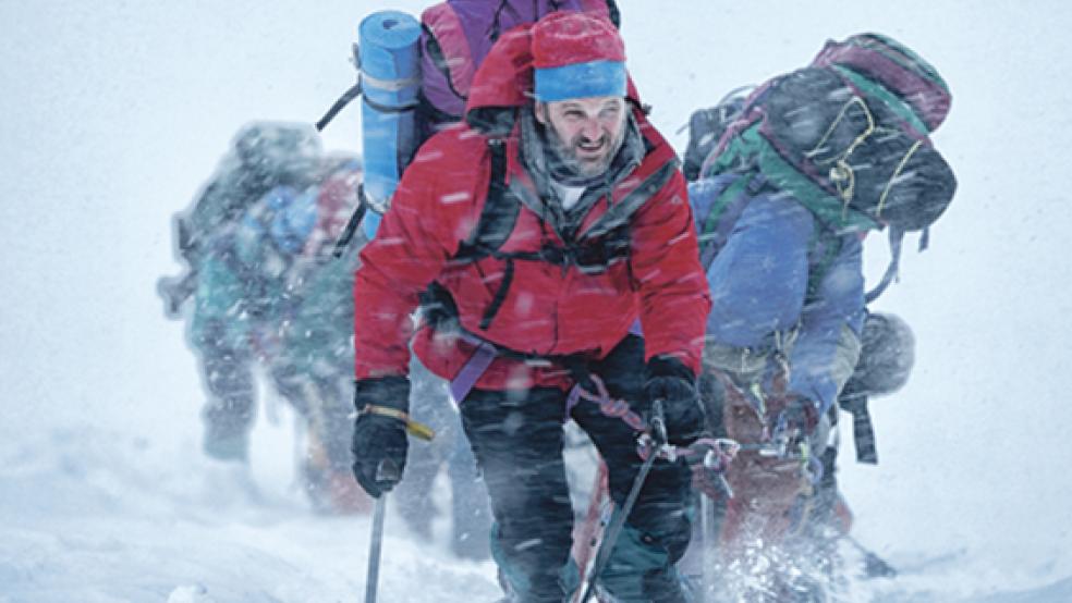 Rob Hall (Jason Clarke) und sein Team versuchen im dichten Schneetreiben, den Mount Everest zu bezwingen.  © Foto: Universal Pictures