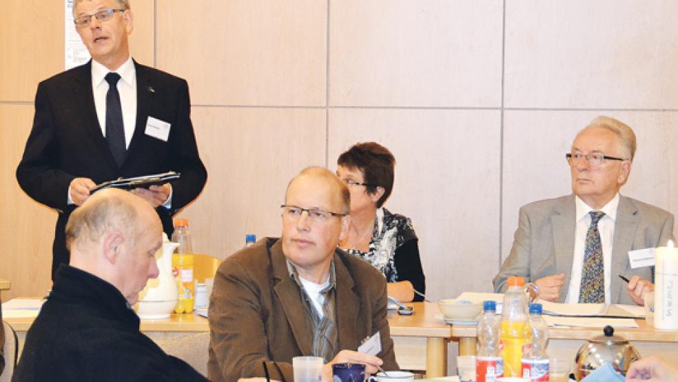 Superintendent Gerd Bohlen (stehend) klärte den lutherischen Kirchenkreistag - rechts im Bild der Gremiumsvorsitzende Helmut Collmann - über den erheblichen Sanierungsbedarf bei den Gebäuden der 20 Gemeinden auf.  © Foto: privat