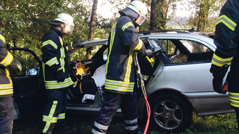 Mit der Rettungsschere wurden zunächst die Türen und dann das Dach des Fahrzeugs bei der Übung entfernt. . © Foto: Feuerwehr/Rand
