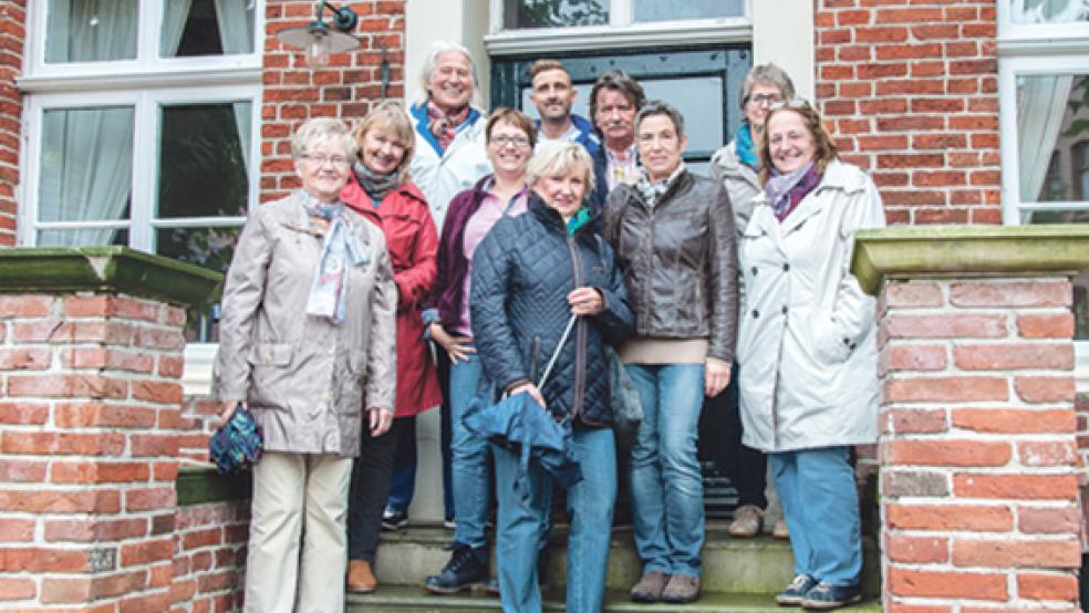 Das Organisationsteam der 19.Ditzumer Kunsttage (von links): Johanna Schröder, Carola Bruhns, Professor Georg Kroeger, Imke Boelen, Holger Dirks, Hannelore Tielboer, Rudi Wilk, Waltraud Schroll, Sabine Groothuis und Ulrike Delitz. © Foto: de Winter