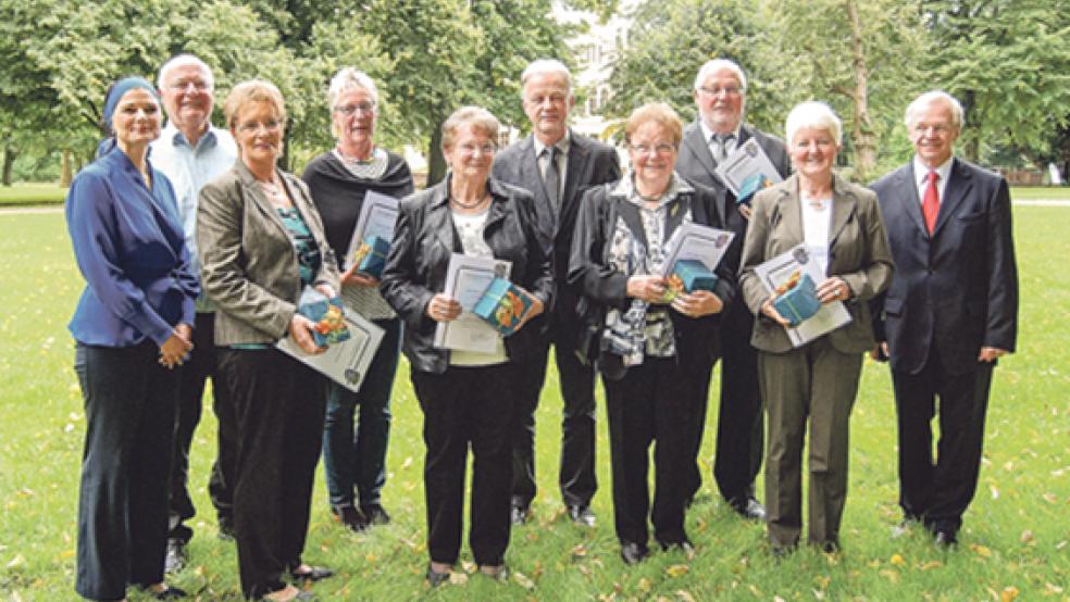 Die Preisträger des »Blinkfüür« im Park des Schlosses Evenburg (von links): Gitta Connemann, Manfred Wiese, Martina Bohlen, Gudrun Seemann, Rita Badewien, Hermann Weiland, Angela Block, Martin Kroon, Adelheid Winkler und Landrat Bernhard Bramlage. © Fotos: Hoegen