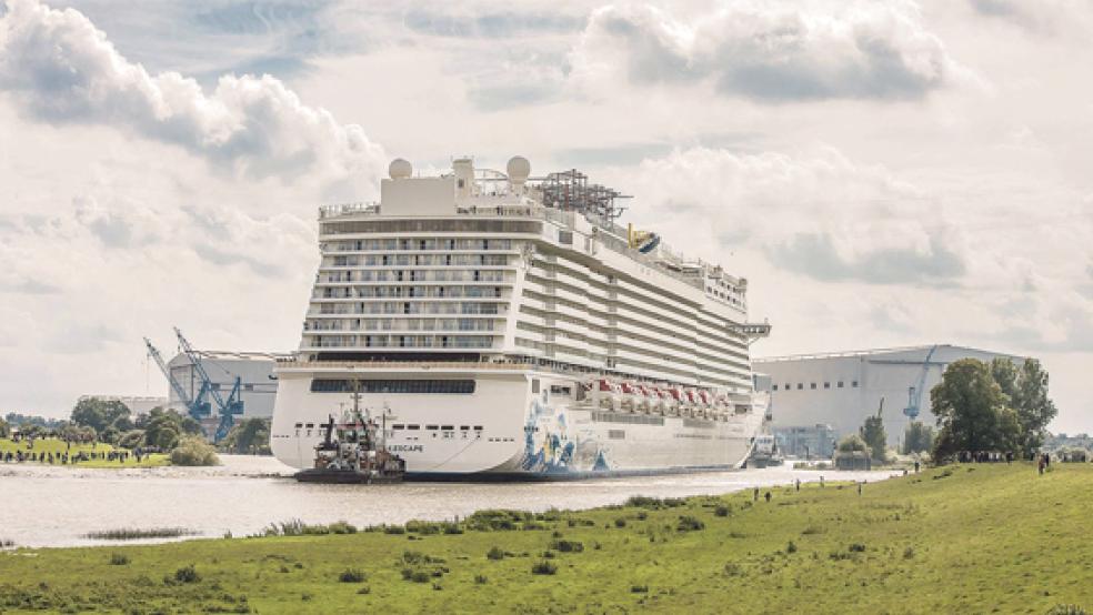 Im Rückwärtsgang trat die »Norwegian Escape« die Flussfahrt über die Ems an. Um 14 Uhr hieß es »Leinen los« in Papenburg.  © Foto: Klemmer