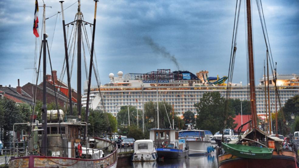 Nachdem die »Norwegian Escape« am Freitag gegen 19.30 Uhr die Friesenbrücke in Weener passiert hatte, bot sich am Alten Hafen ein imposantes Bild. © Foto: Bruins