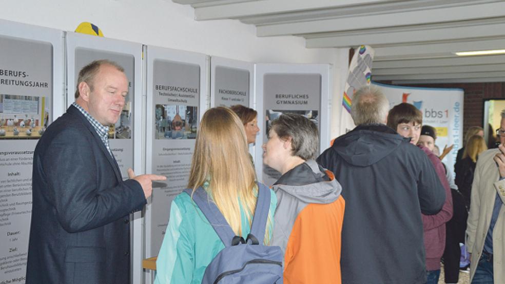 Die Achtklässlerinnen Svenja (vorn) und Yasmin wollen Erzieherin oder Altenpflegerin werden. © Fotos: Himstedt