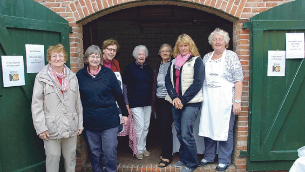 Fürsorglich: Die Landfrauen der Stöberstube kümmerten sich mit heißen Suppen, süßen Waffeln und frischem Kaffee und das leibliche Wohl der Besucher. © Fotos: Kuper