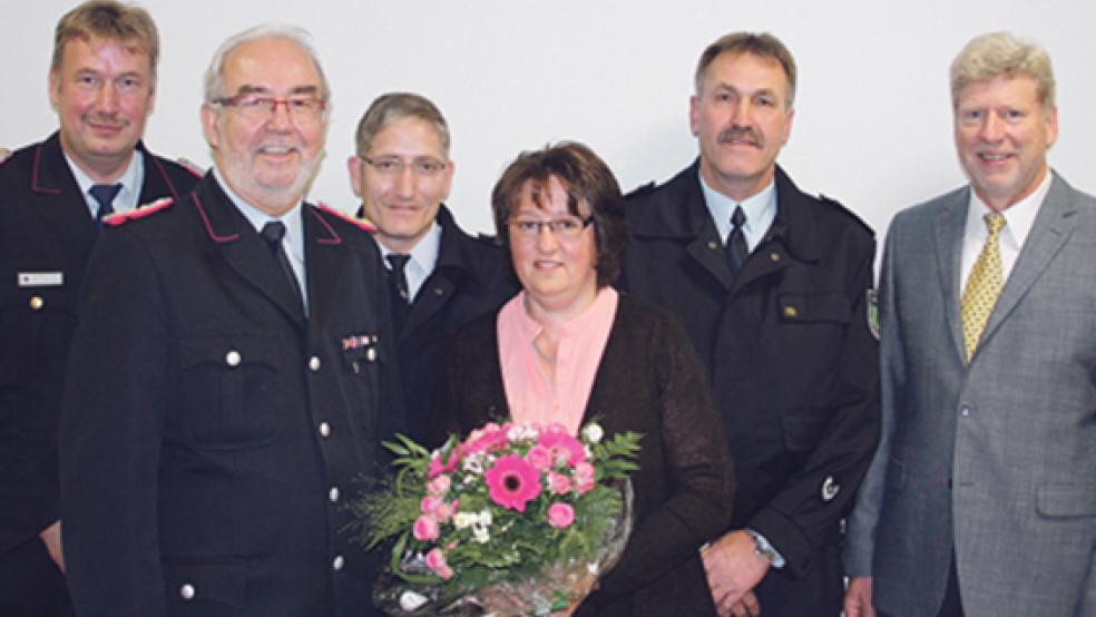 Bei der Abschiedsfeier: (von links) Abschnittsleiter Ernst Berends, Gemeindebrandmeister a.D. Friedrich Schmidt, der stellvertretende Gemeindebrandmeister Sven Friebel, Brigitte Schmidt, Gemeindebrandmeister Jan Hilbrands und Bürgermeister Johann Tempel.  © Foto: Feuerwehr