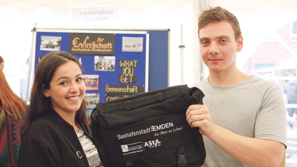 Als Begrüßungsgeschenk wurden an die Erstsemester Umhängetaschen verteilt.  © Foto: Hochschule