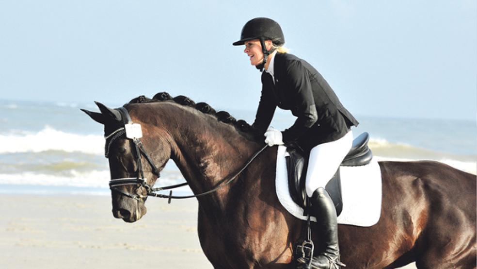 Sara Wunsch vom RFV Leer-Bingum, hier auf ihrem Rappen »Feel the Magic« in der Stranddressur Klasse A, war in Dressur- und Springprüfungen am Wochenende auf Norderney erfolgreich. © Foto: Gleich