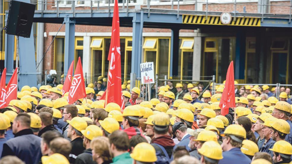 Ein Meer von gelben Helmen vor der Werfthalle: An die 3000 Beschäftigten kamen zu der kurzfristig einberufenen Betriebsversammlung. © Fotos: Klemmer