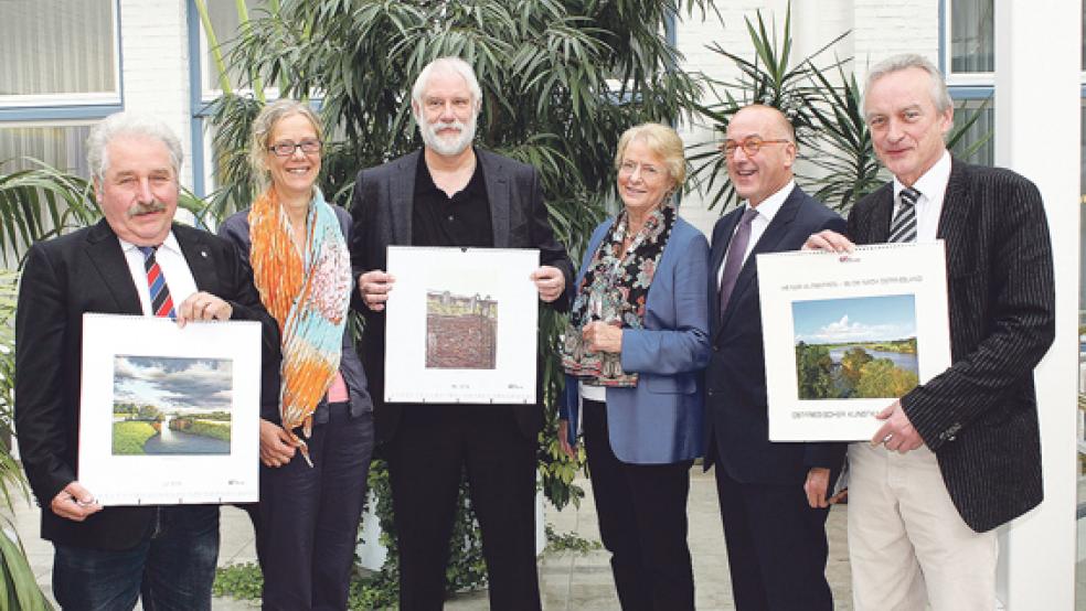 Ehre, wem Ehre gebührt: Der Künstler Heiner Altmeppen (Dritter von links) zusammen mit Landschaftsdirektor Dr. Rolf Bärenfänger (rechts), Landschaftspräsident Rico Mecklenburg (links) und dem Vorsitzenden der Ostfriesischen Landschaftlichen Brandkasse, Joachim Queck, sowie Eske Nannen (Dritte von rechts) von der Emder Kunsthalle und Dr. Annette Kanzenbach vom Landesmuseum Emden. © Foto: Jürgens