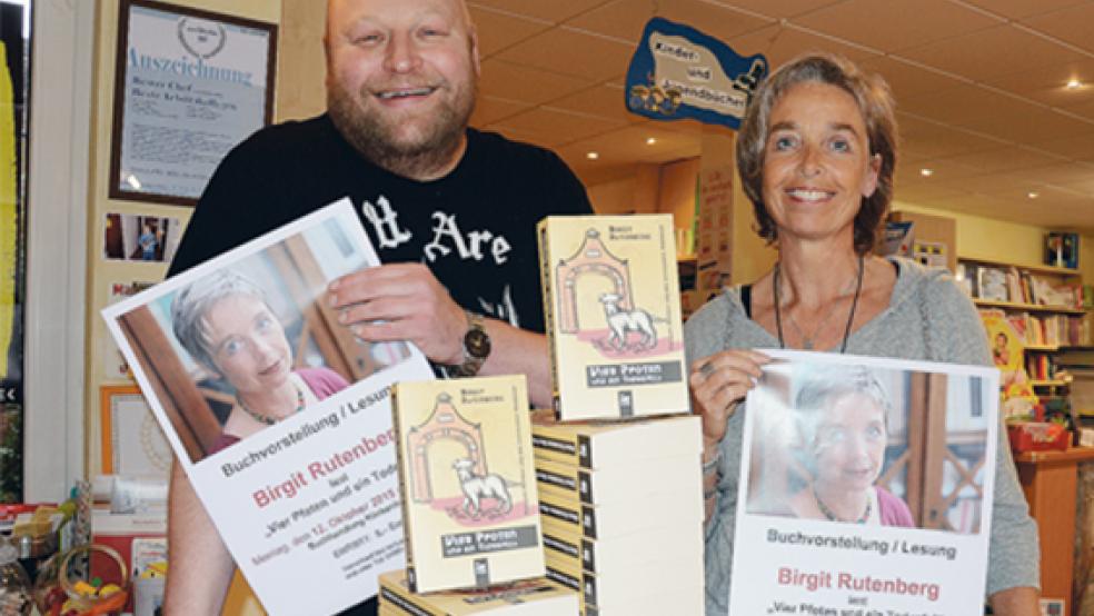 Bereit für die Buch-Premiere: Krimi-Autorin Birgit Rutenberg und Buchhändler Lars Klinkenborg freuen sich auf die erste öffentliche Lesung von »Vier Pfoten und ein Todesfall«. © Foto: Hanken