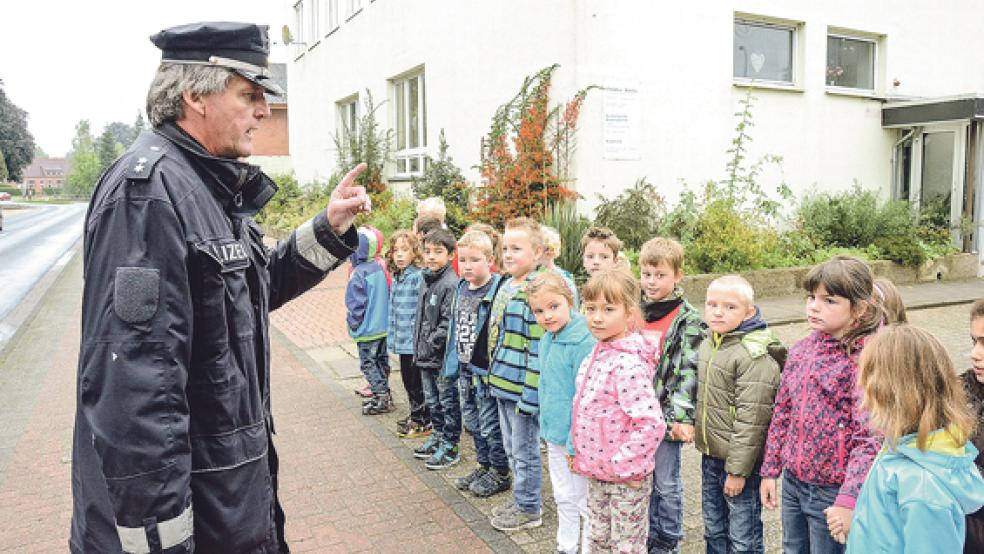 Unterricht auf der Straße: Polizeioberkommissar Arno Oltrop mit der Klasse 1a. © Foto:Hanken