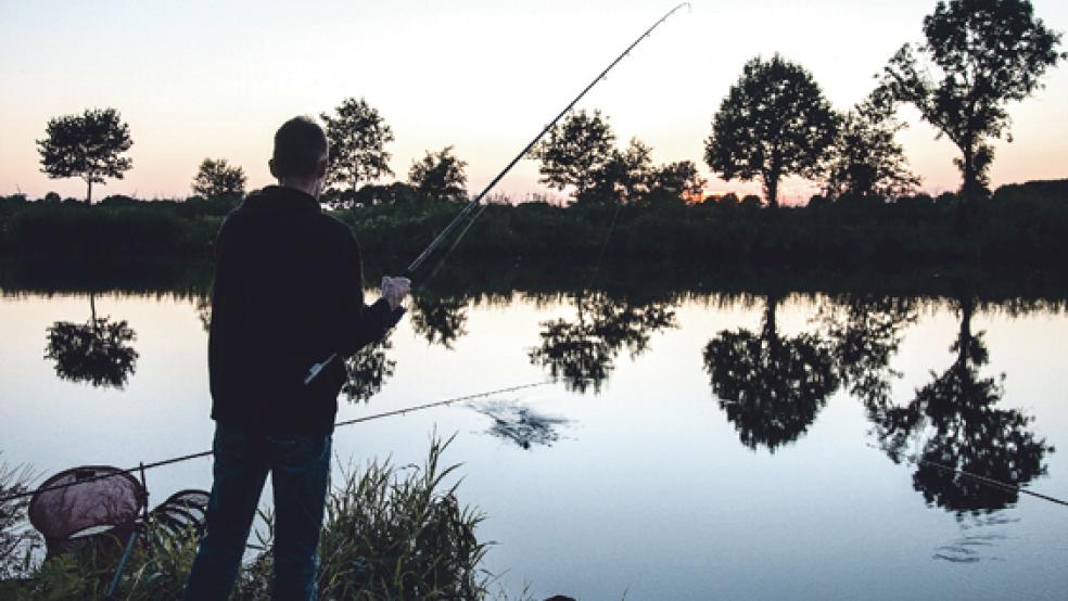 Stimmungsvolle Stunden am Wasser kann man vielerorts im Rheiderland und in der Umgebung erleben. Dieses Foto entstand bei einem Ansitz an der Ems bei Aschendorf. © Fotos: de Winter