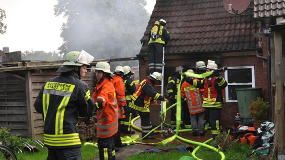 Mit 50 Einsatzkräften war die Freiwillige Feuerwehr an der Brandstelle im Einsatz. © Foto: Wolters