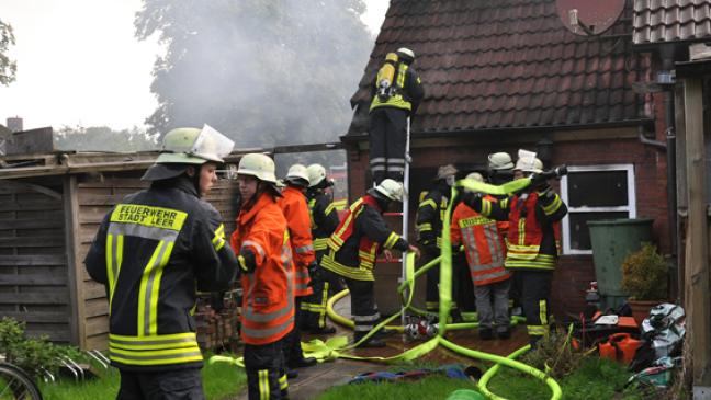 Feuer in Doppelhaus-Anbau