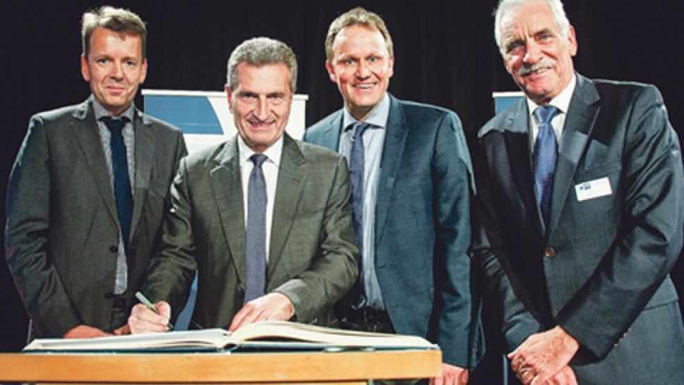 Werben für den Breitbandausbau: IHK-Hauptgeschäftsführer Dr. Torsten Slink, EU-Kommissar Günther H. Oettinger, CDU-Europaabgeordneter Jens Gieseke und IHK-Präsident Wilhelm-A. Brüning (von links). © Foto: IHK 