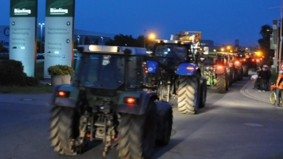 Schon am Montagabend hatten viele Bauern vor dem Bünting-Zentrallager in Nortmoor gegen die niedrigen Milch-Erzeugerpreise demonstriert. © Foto: Wolters