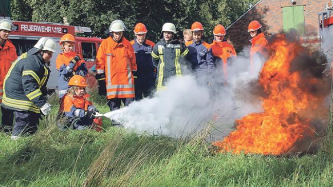 Flammen mit Feuerlöscher bekämpft