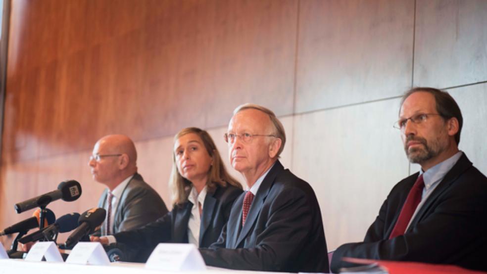 Verteidigten auf einer Pressekonferenz das rigorose Vorgehen gegen Betriebsratschef Ibrahim Ergin: (von rechts) Geschäftsführer Lambert Kruse und Werftchef Bernard Meyer mit den Fachanwalten Dr. Simone Kämpfert und Dr. Ingo Minoggio. © Foto: Klemmer