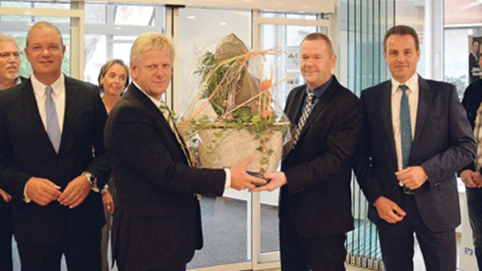 Vielen Dank für die Blumen: Geschäftsstellenleiter Gerhard Schoormann (Mitte rechts) bedankt sich auch im Namen von Holger Franz (links) und Georg Alder (rechts) vom OVB-Vorstand bei Weeners Bürgermeister Ludwig Sonnenberg für das Einweihungsgeschenk. © Foto: Himstedt