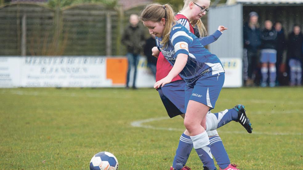 Ein umkämpftes Derby lieferten sich Möhlenwarf II mit Mareike Baumann und die SG Heidjer SV mit Hanna Dreesmann zuletzt im März. Der HSV siegte knapp mit 3:2. © Foto: Mentrup