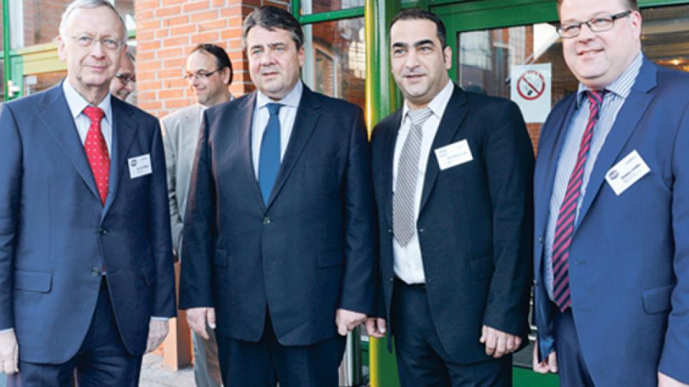 Als noch - bildlich - Eintracht herrschte: Werftchef Bernard Meyer, der SPD-Parteivorsitzende Sigmar Gabriel, der Betriebsratsvorsitzende Ibrahim Ergin und der Erste Bevollmächtigte der IG Metall Leer-Papenburg, Thomas Gelder (von links), feierten im März das 90-jährige Bestehen der Arbeitnehmervertretung bei dem Schiffbauunternehmen. © Archivfoto: privat