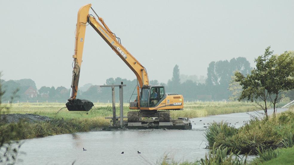 Das Sieltief hinter dem Freizeitgelände in Ditzumerverlaat wird vom Schlick befreit. © Foto: Szyska