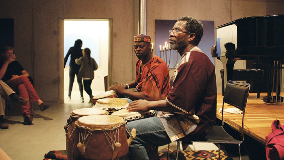 Die beiden Gäste aus Ghana brachten ein kleines Stück Afrika in den Hessepark in Weener, sie spielten auch auf ihren typisch afrikanischen Trommeln. © Foto: Flockenhagen