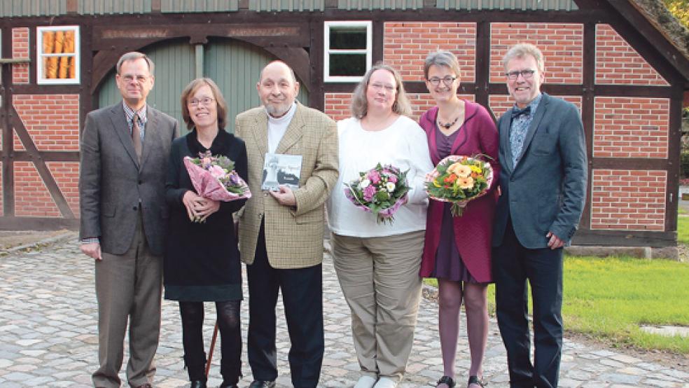 Freude bei der Preisübergabe (von links): Dr. Wolfgang Brandes (Vorsitzender der Freudenthal-Gesellschaft), Heinke Hannig (Anerkennungspreis), Dr. Willi Höfig und Martha-Louise Lessing (Freudenthal-Hauptpreis), Jutta Oltmanns und Roland Dubberke (Sonderpreis). © Foto: Rutzen 