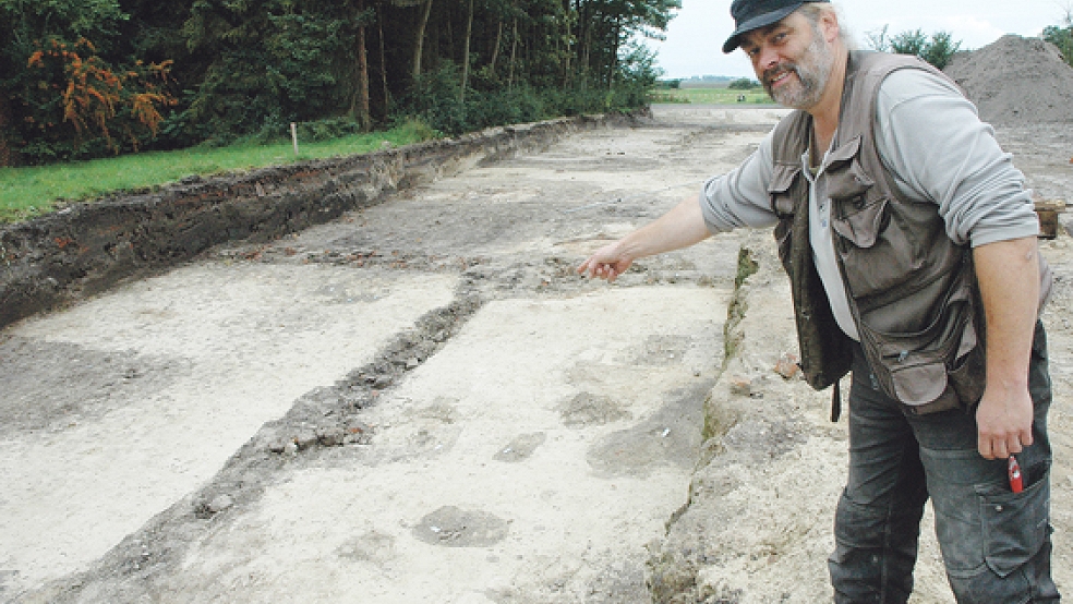 Grabungstechniker Axel Prussat zeigt auf einen Teil der zahlreichen Bodenverfärbungen. Die meisten Verfärbungen stammen von Pfostengruben und Gräben vom Mittelalter bis in die Neuzeit. © Fotos: Szyska