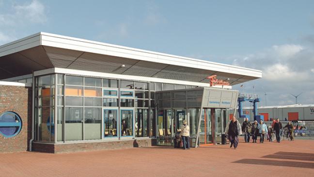 Per Bahn via Eemshaven nach Borkum