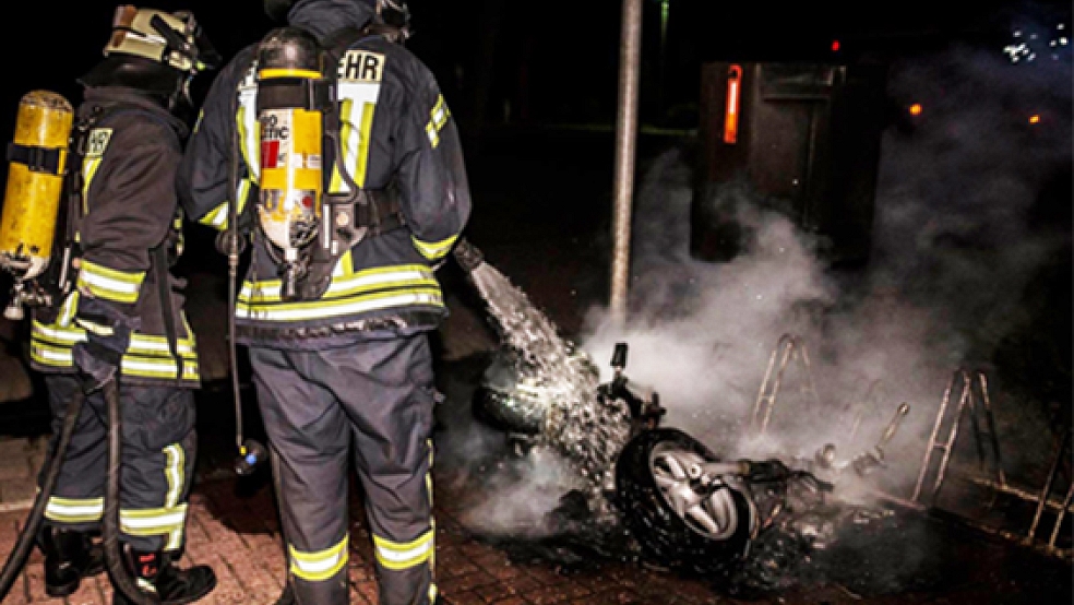 In Flammen stand in der Nacht zu Mittwoch ein Motorroller in Weener. © Foto: Klemmer