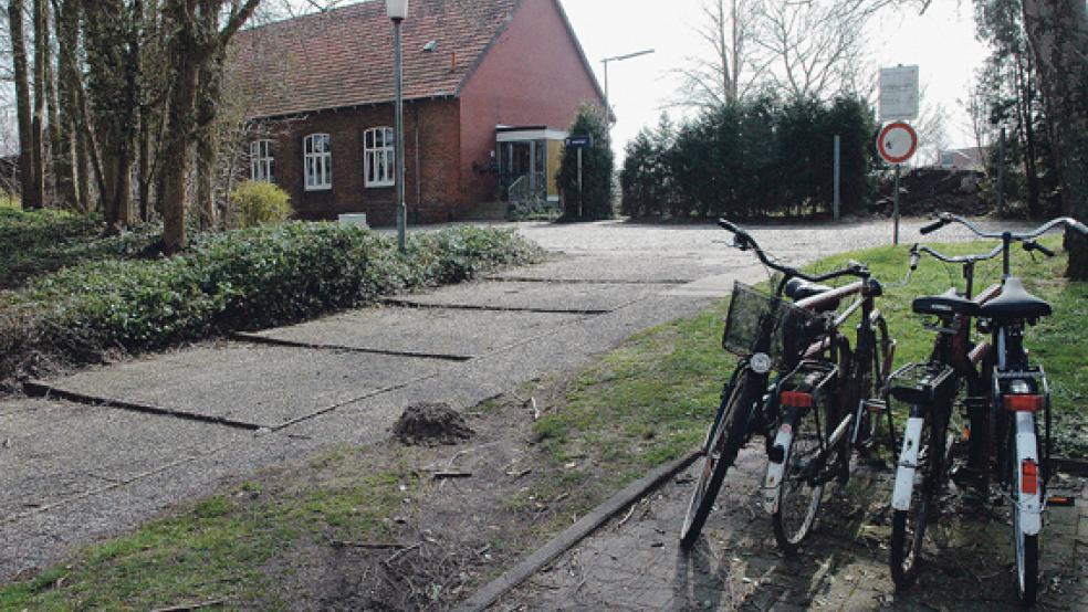 Der Weg von der Wiesenstraße zum Bahnsteig in Weener macht keinen einladenden Eindruck. © Foto: Szyska