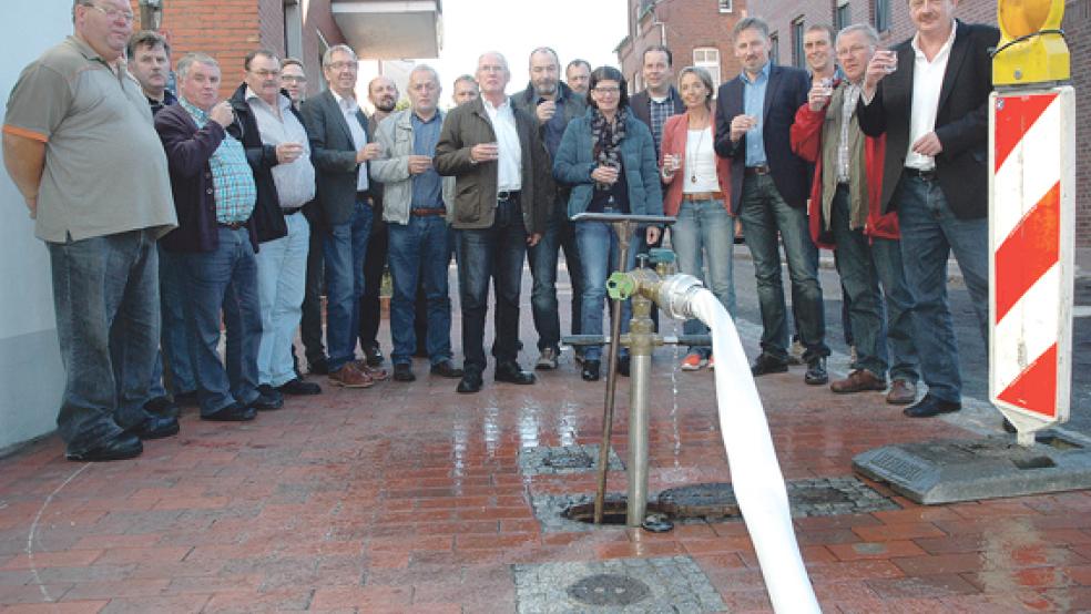 Einen kräftigen Schluck aus der neuen Wasserleitung in der Westerstraße in Weener genehmigten sich gestern die Mitglieder des Verbandsausschusses mit WVV-Geschäftsführer Jan Schulte (rechts) an der Spitze. Auch der Leiter des Amtes für Wasserwirtschaft, Johann Eckhoff (Vierter von rechts), sowie Gesundheitsaufseher Otto Uilderks und Amtsärztin Mechthild Schäpker vom Kreis-Gesundheitsamt testeten die Qualität des Trinkwassers direkt aus dem Hydranten. © Foto: Szyska