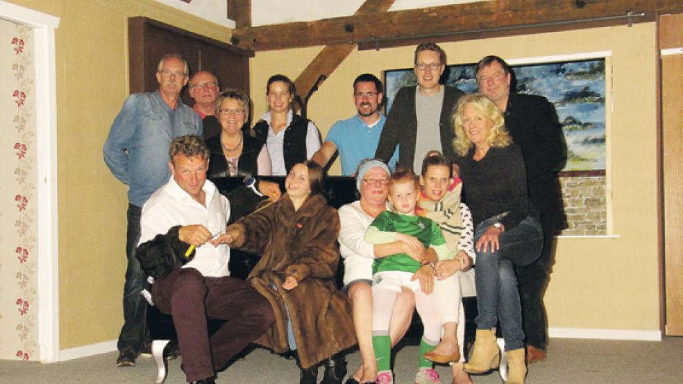 Die Schauspieler des »Lüttje Theater Bimm« im Bühnenrohbau von »Köller & Knautsch« im Leeraner Zollhaus.  © Foto: privat