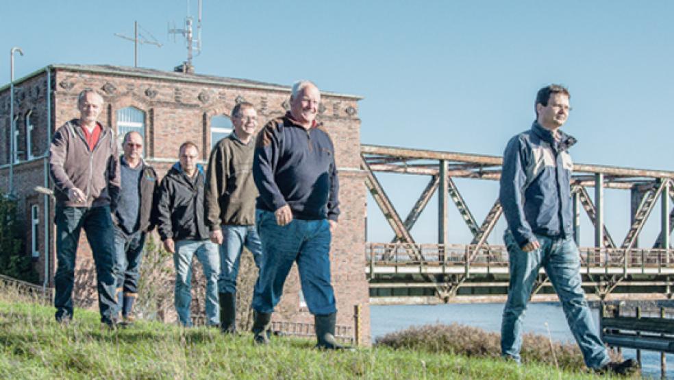 Bei einer Extraportion Sonnenschein konnten die Deichschauer bei der Friesenbrücke in Weener ihre Gutachter-Tour beginnen.Auf dem Bild von links: Armin Beening (Deichacht), Peter Rösing (Sielacht), Jan Behrends (NLWKN), Gerd Smid (Sielacht), Göko Troff (Deichacht) und Steffen Michels (Deichacht). © Fotos: de Winter