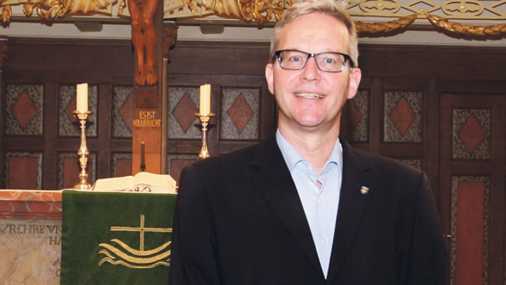 Christoph Herbold wird in der Lutherkirche Leer als neuer Pastor eingeführt. © Foto: Dübbel