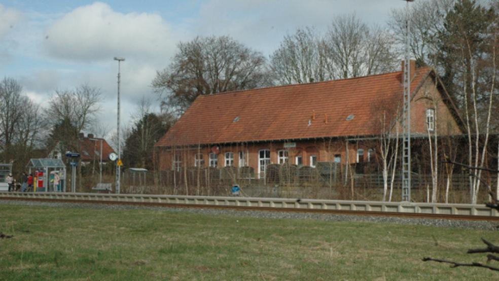 Der Bahnsteig am Bahnhof in Weener soll barrierefrei werden. Für das Projekt werden Bund und Land voraussichtlich den Gesamtbetrag in Höhe von 800.000 Euro zur Verfügung stellen. © Foto: Szyska