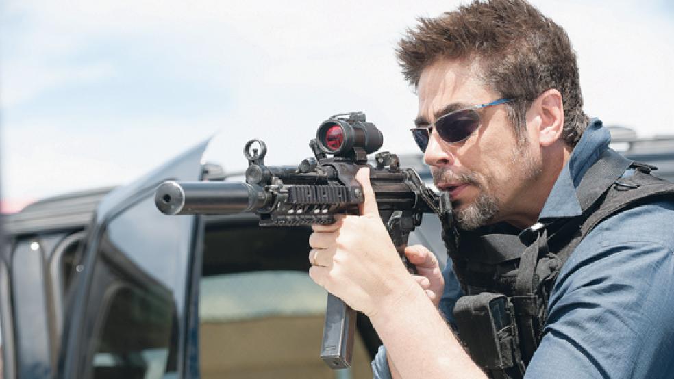 Der gleichermaßen skrupellose wie kampferprobte Söldner Alejandro (Bencio del Toro) verfolgt seine ganz eigenen Ziele. © Foto: Studio Canal