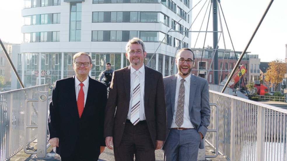 Die Leeraner CDU will den nächsten Landrat stellen: Dieter Baumann (l.) und Patrick Engel (r.) stellten gestern Dr. Dirk Lüerßen als Kandidaten der Christdemokraten vor. © Foto: Boelmann