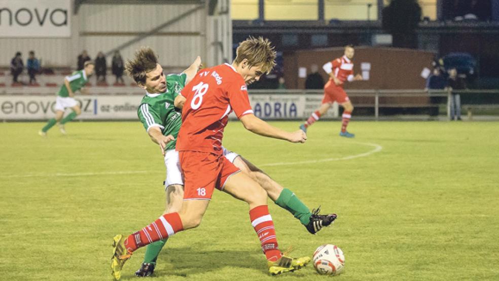 Derbykampf: Bundes Heiko Kruse im Duell mit Stapelmoors Micha Gerke. Am Ende hatten die Gastgeber die Nase vorn. © Foto: Mentrup