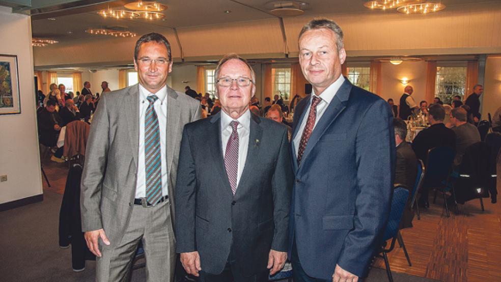 Mit rund 200 Gästen feierte Fritz Zitterich (Mitte) seinen Abschied als Vorstandsvorsitzender des Bauvereins Leer. Seine Nachfolger Thomas Exner (links) und Stefan Kermann übernehmen nun als Doppelspitze das Ruder des Vereins. © Foto: de Winter